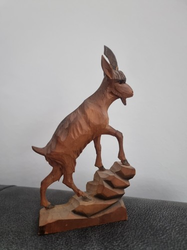 Gamsbock figur auf felsen - auf, holz