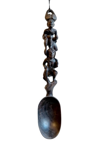 Holzlöffel geschnitzt mit