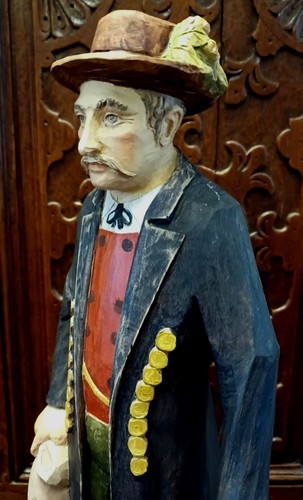 Holzfigur mann mit hut und - mit,