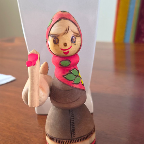 Handbemalte holzfigur bäuerin - holzfigur,