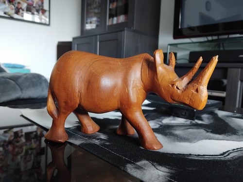 Nashorn aus holz geschnitzt - holz,
