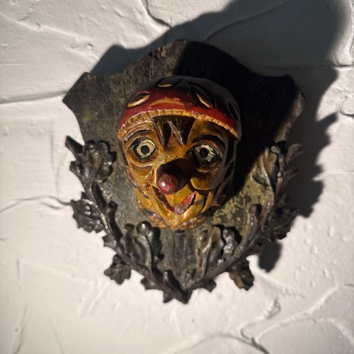 Urige holzmaske auf schild - urige,