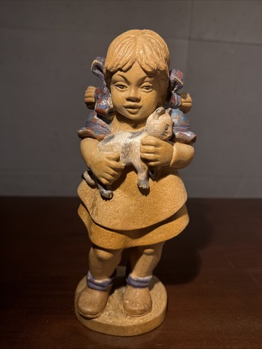 Große holzfigur mädchen mit - große,
