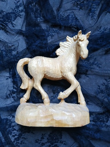 Geschnitzte holz figur pferd - geschnitzte,